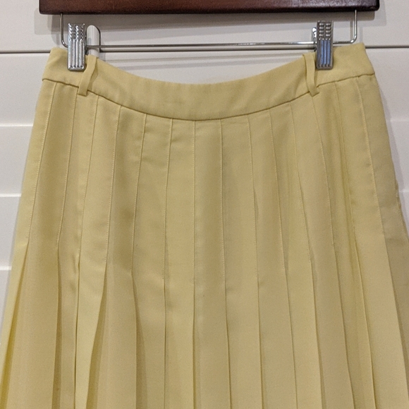 BCBG pleated skirt - Picture 2 of 4